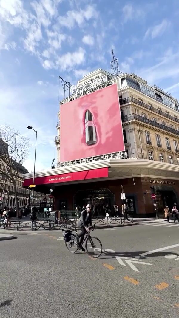 L’Oréal Groupe Lipstick 3D Billboard in Paris