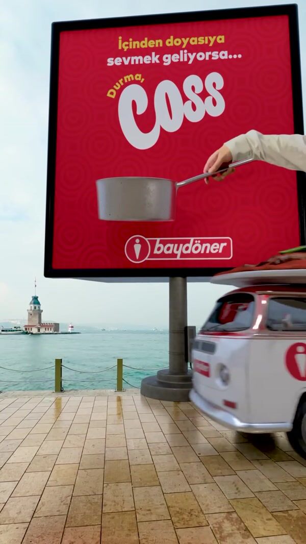 Baydöner Hand Pours Pan from Ad onto Dish