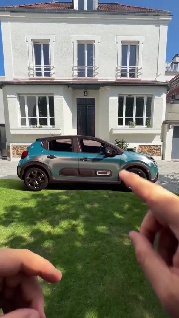 Citroën Car Changes Color in Hands-On POV
