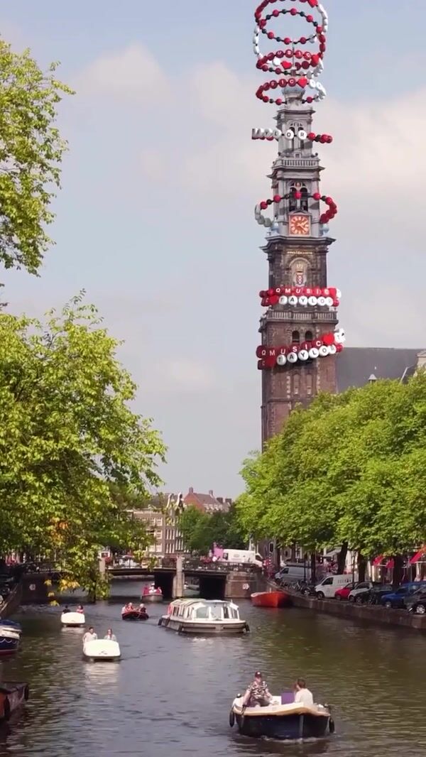 Qmusic Bracelets Fall on Church Tower