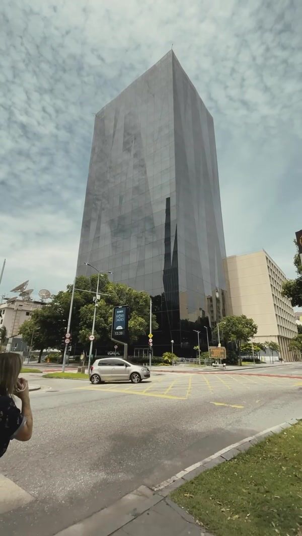 L'Oréal Building Showcases Hair Products