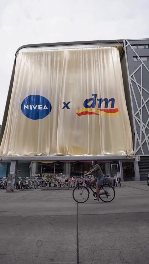 DM Giant Curtain Installation Teaser