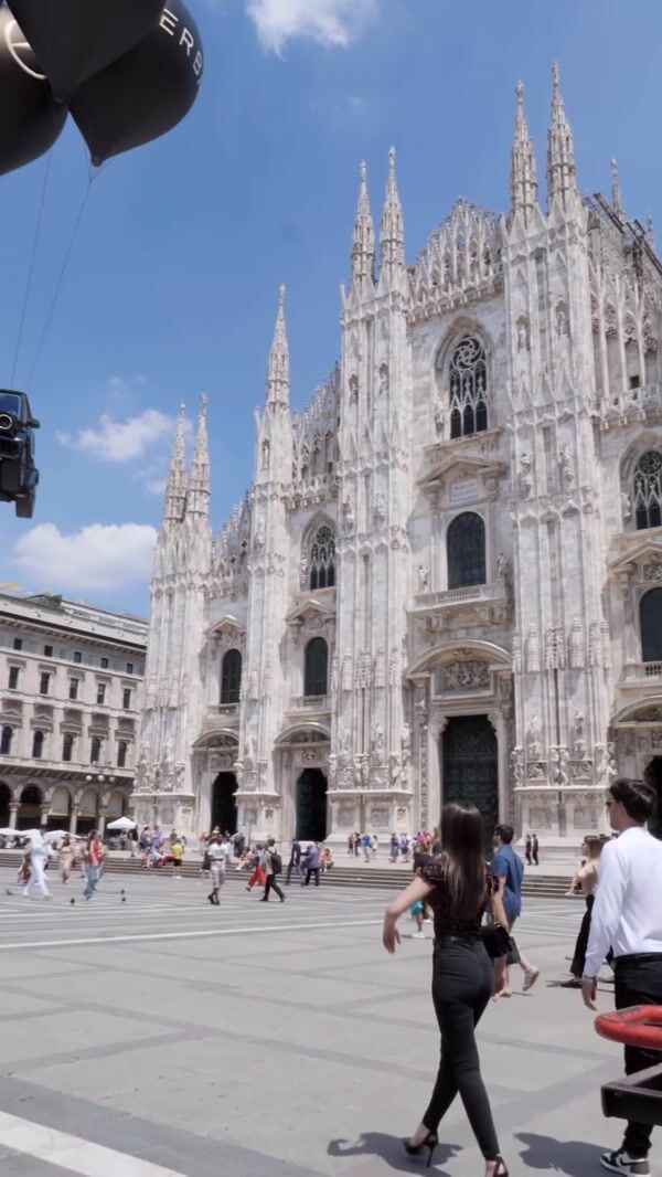Merbag Balloons Lift Mercedes at Duomo di Milano