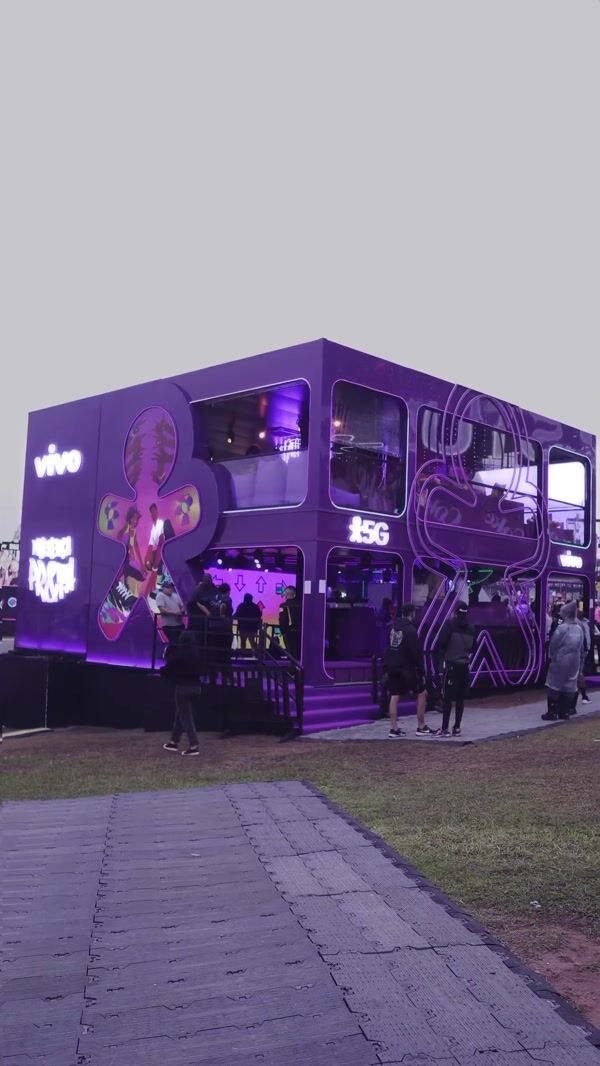 Vivo Neon Logo Appear Outside Store