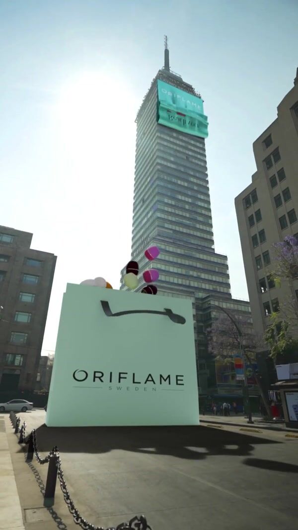 Oriflame Giant Shopping Bag and Banner at Torre Latinoamericana