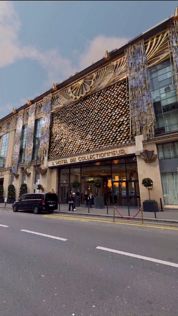 Hôtel du Collectionneur Gold-themed Facade