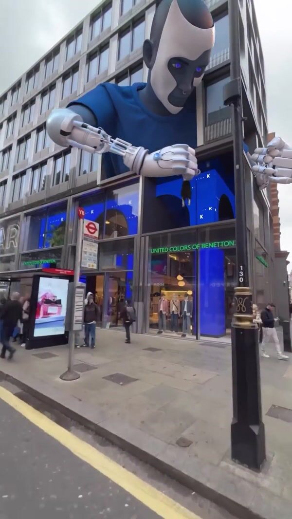 Sisley Giant Zlu Puts Humanoid in Store
