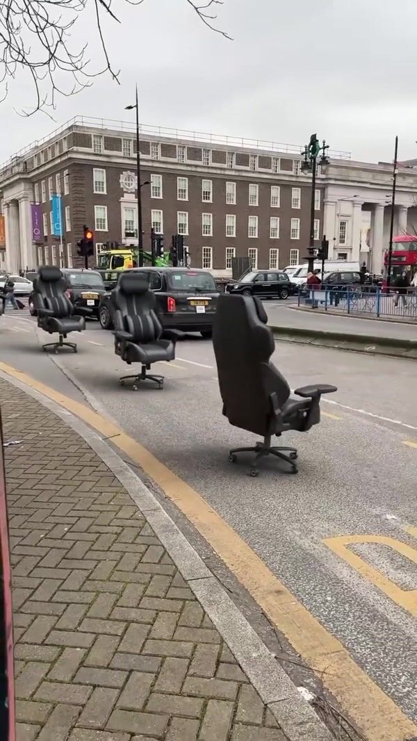 EVIS Chairs Cruise Through Dublin Streets