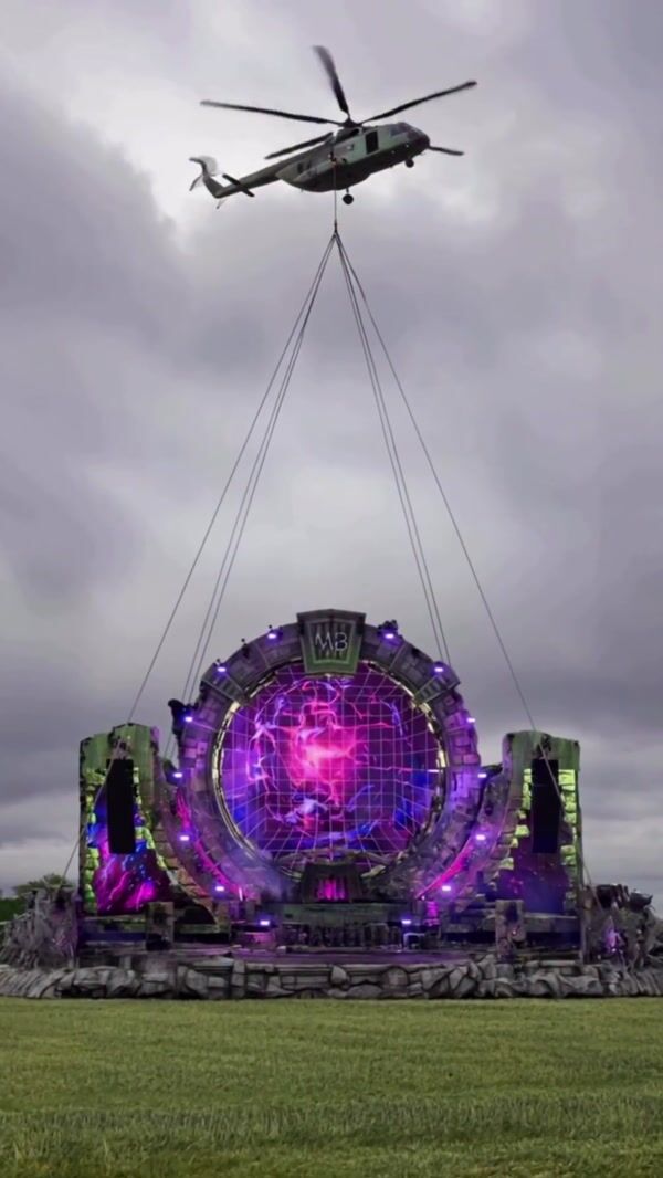 TooManyLeftHands Stage Flies Into Royal Arena