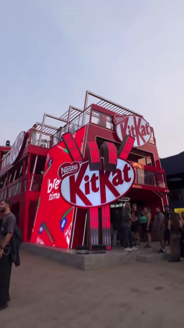 KitKat Giant Vending Machine Pops Out Mega Bars