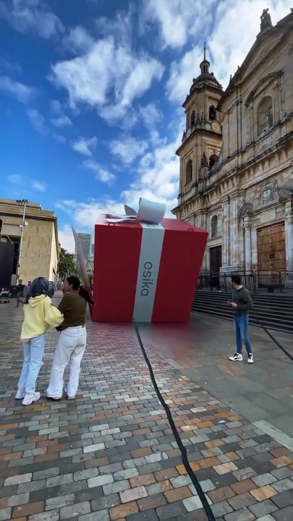 Esika Gift Box Unveils Perfume in Bogotá
