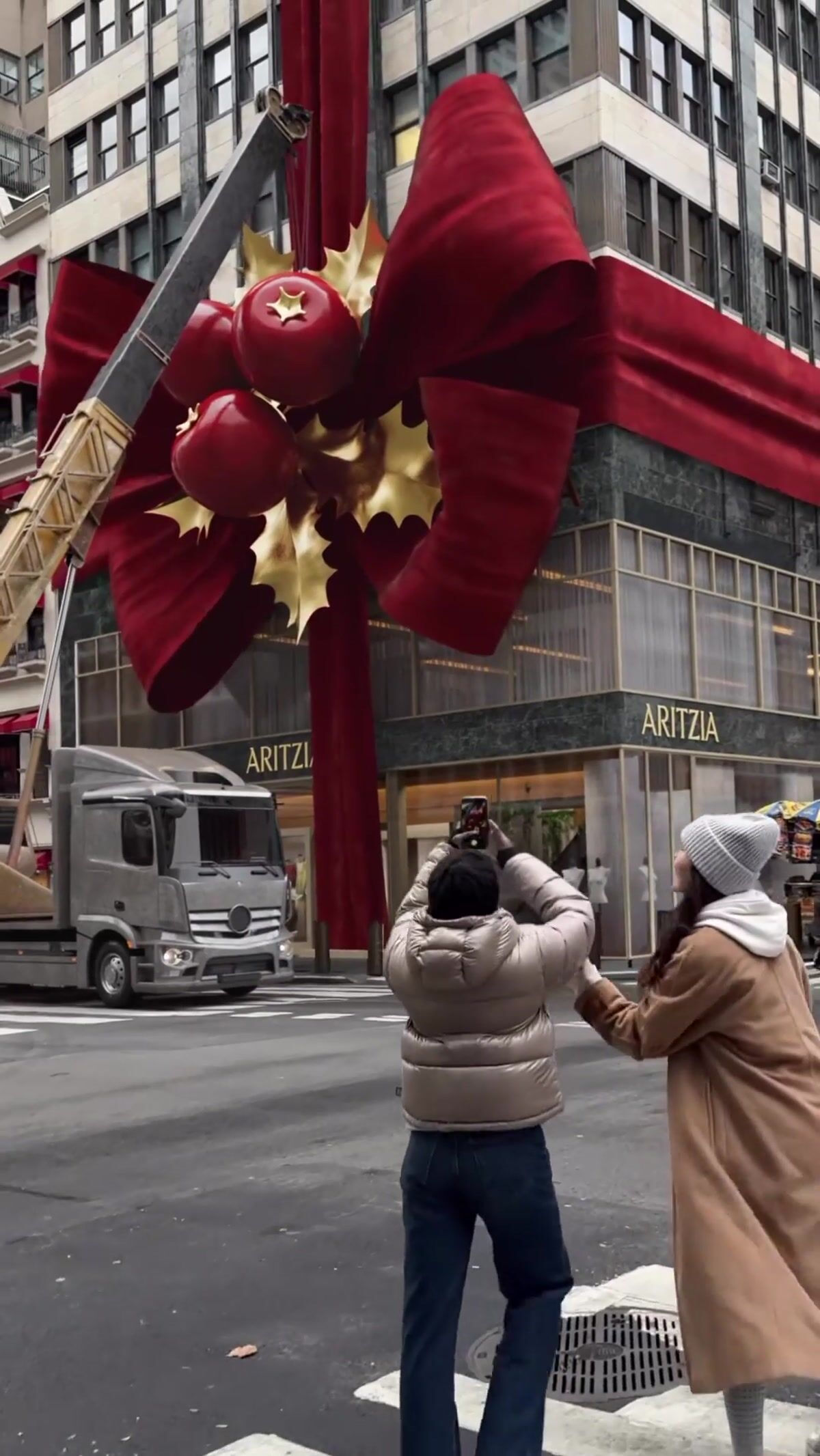 Best Holiday FOOH Campaigns: 12 Examples You Need to See