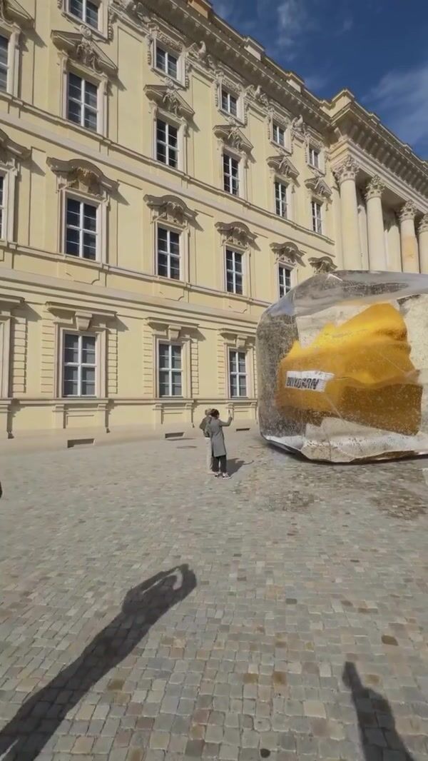 Drykorn Beanie Frozen Inside Ice Cube in Berlin