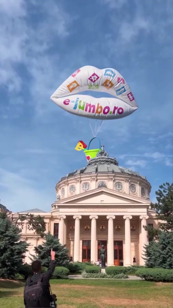 Jumbo Lip Balloon Carries Bucket with Shovels