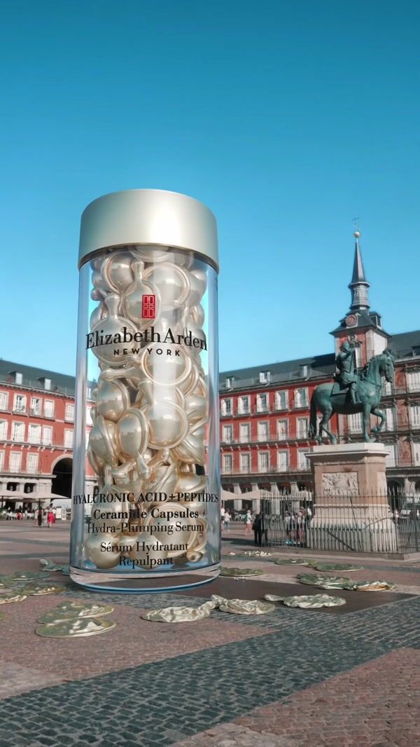 Elizabeth Arden Massive Bottle in Plaza Mayor