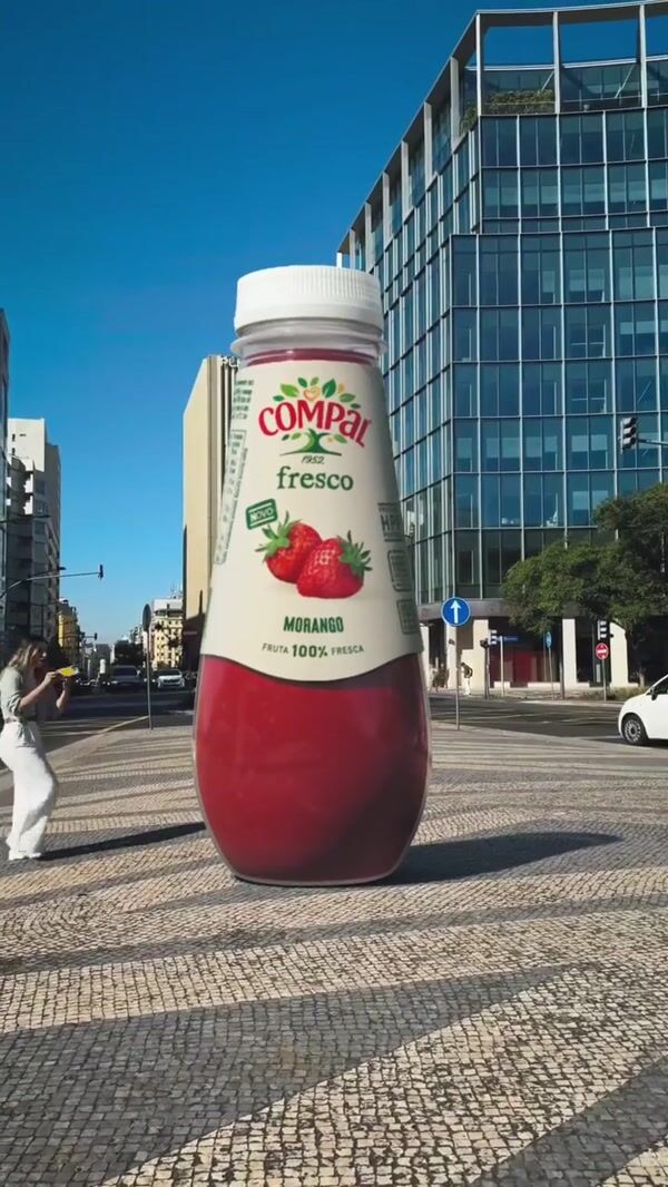 Compal Giant Bottle Releases Strawberries