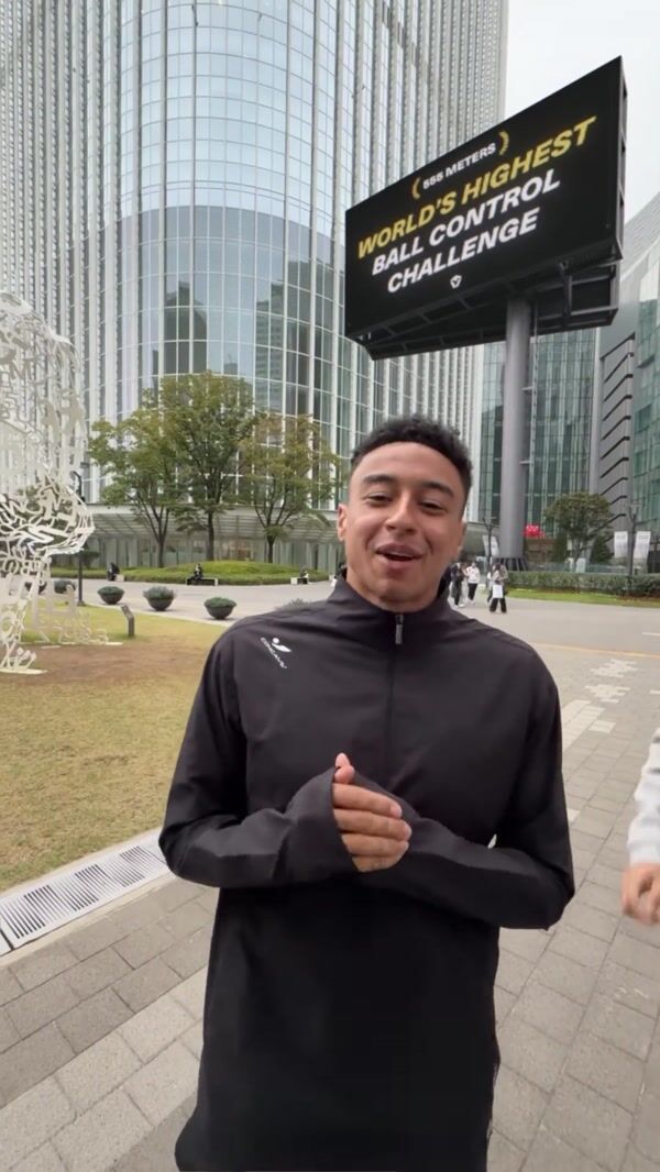 Jesse Lingard Soccer Ball Fell on Player