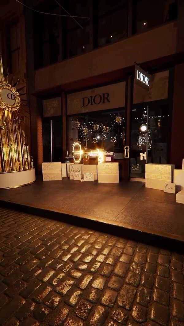 Dior Beauty Golden Key Unlock Christmas at a Shop