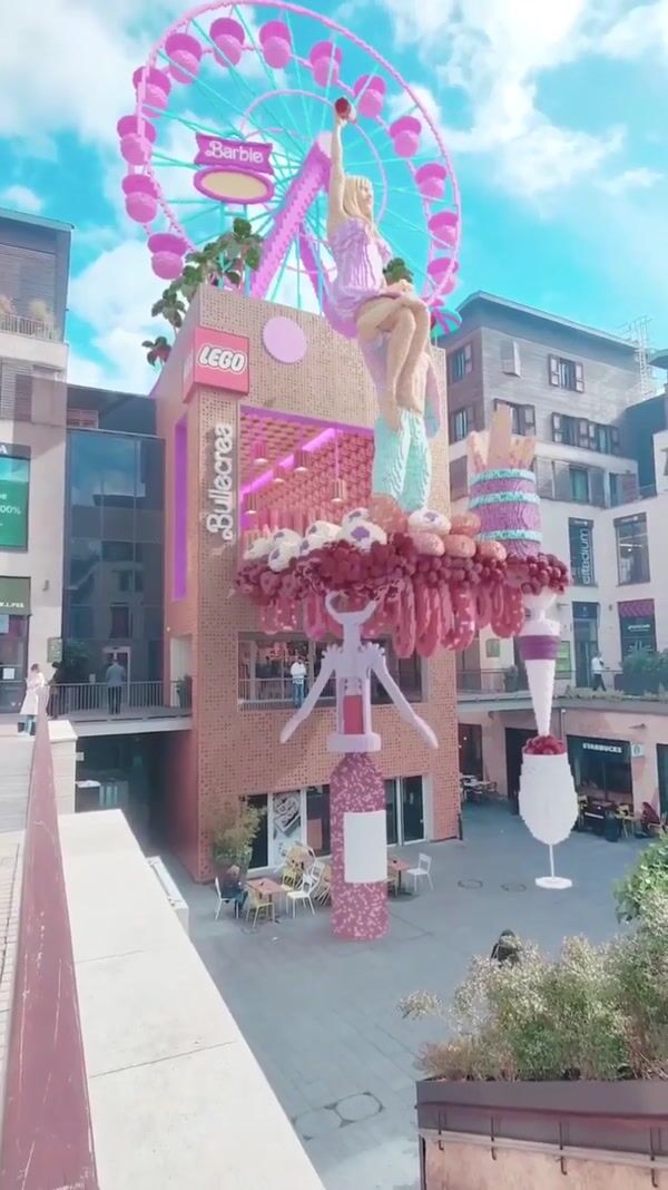 Quoifaireabordeaux Barbie LEGO Installation