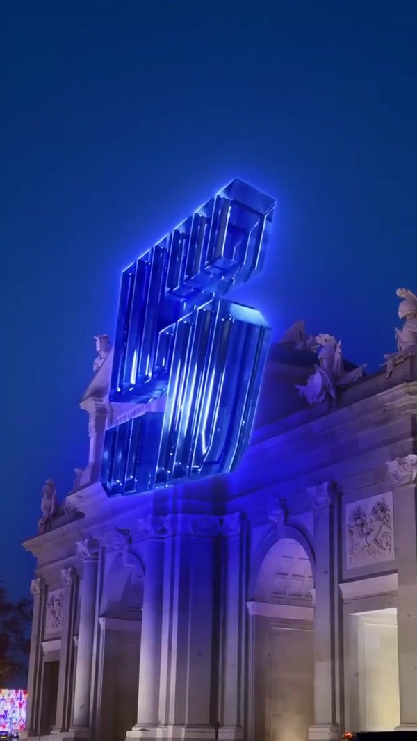 Renault Giant Blue Number 5 at Puerta de Alcalá