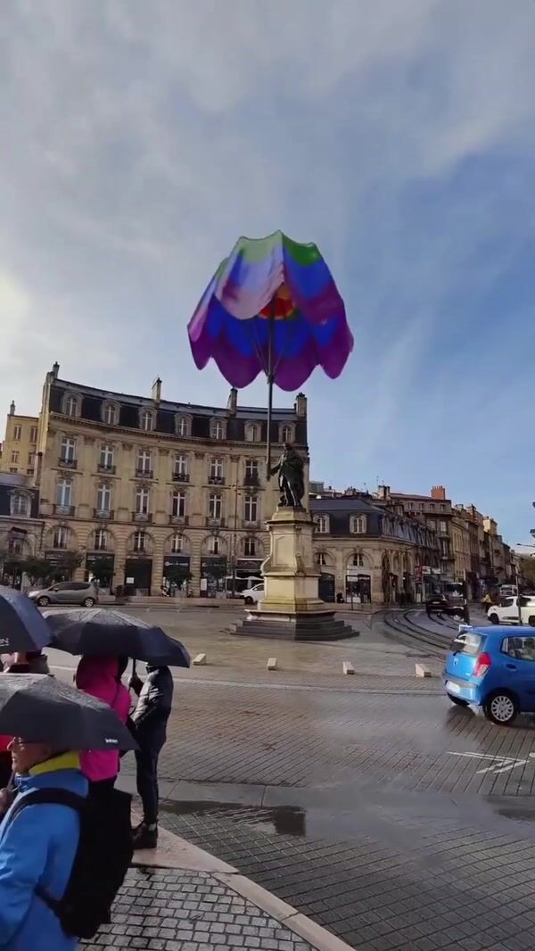 Quoifaireabordeaux Marquis de Tourny Statue Holds an Umbrella