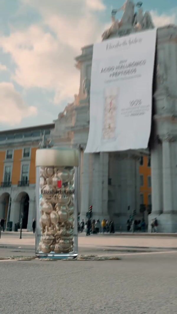 Elizabeth Arden Giant Bottle on Rua Augusta