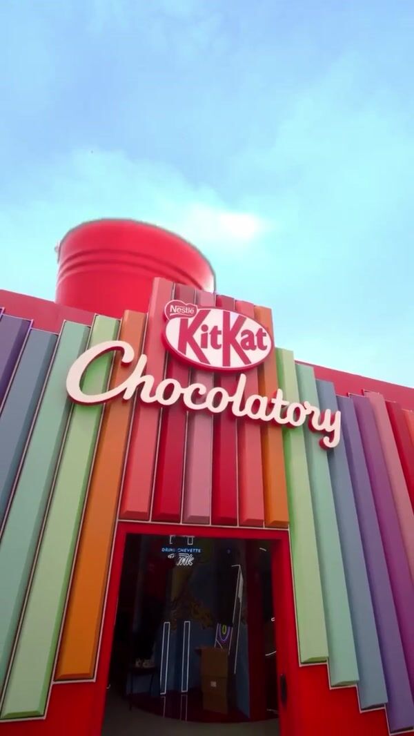KitKat Bucket Pours Out Chocolate Bars