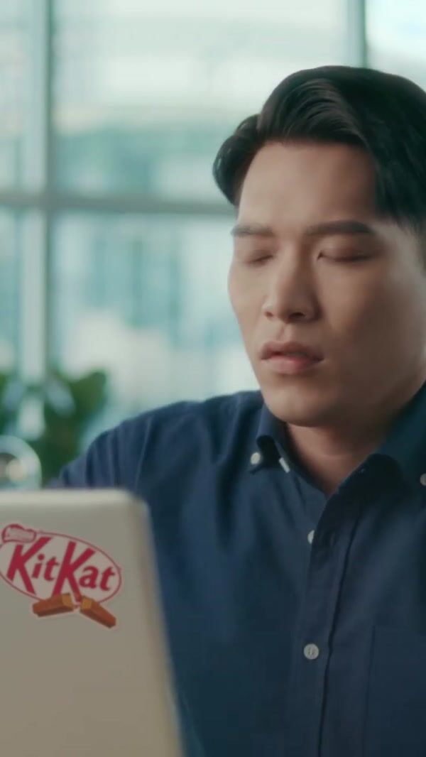KitKat People Lined Up to Pop Out of Giant Phone