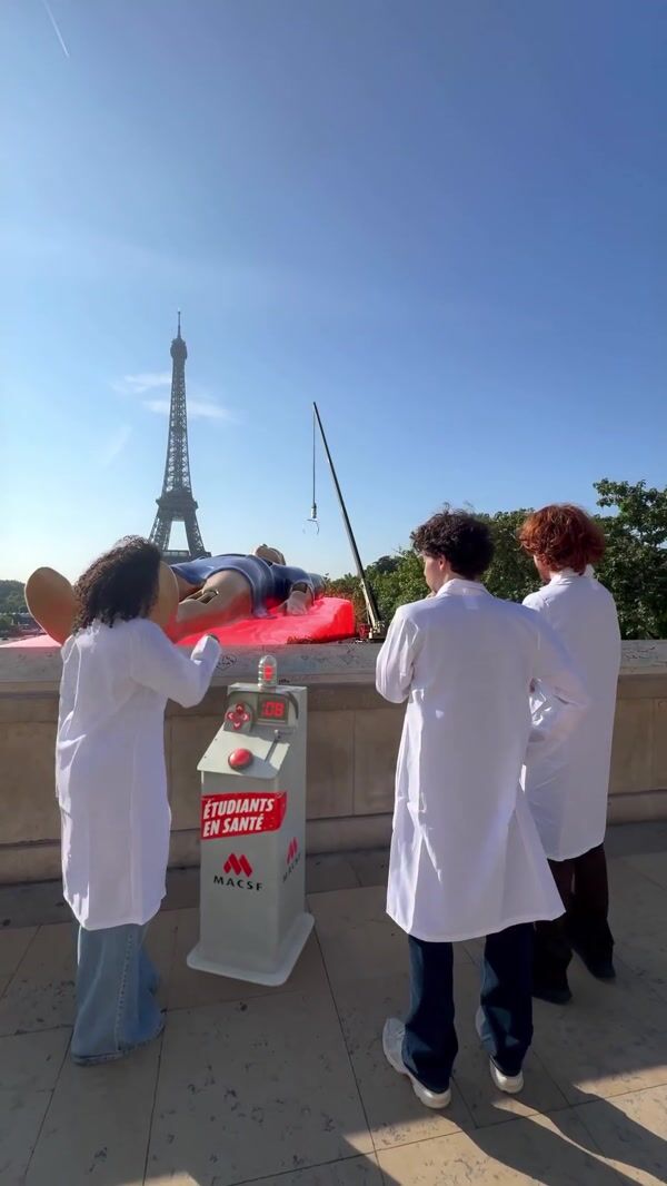 Étudiants en santé Giant "Operations" Game at Eiffel Tower