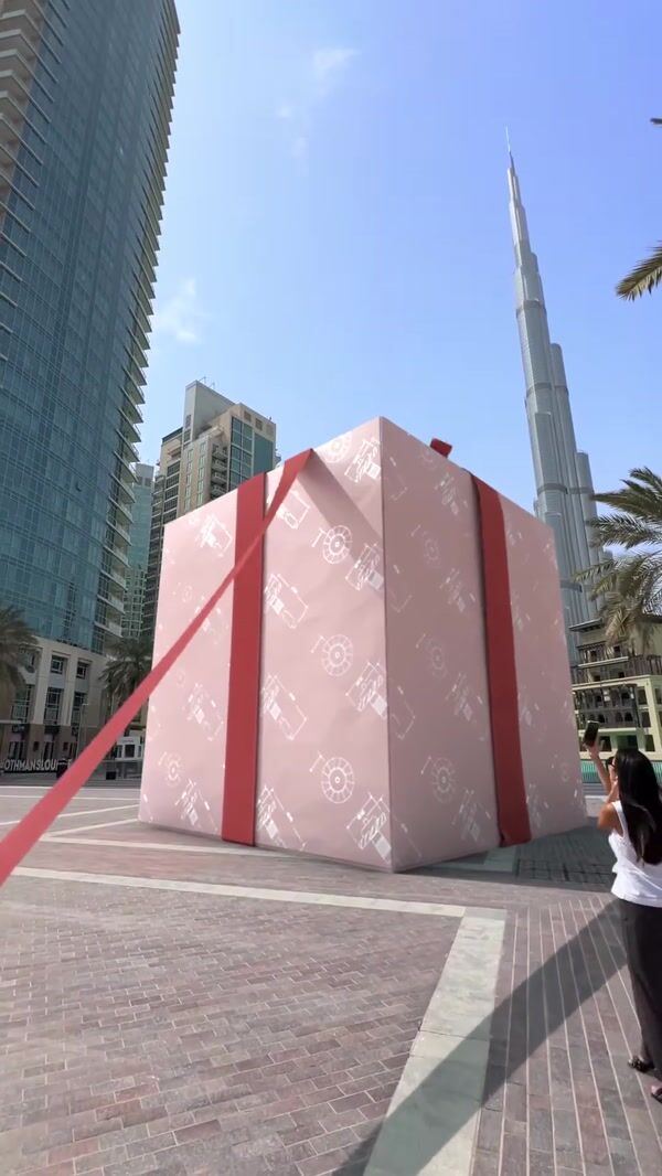 Dyson Gift Box Reveals Hair Products in Dubai