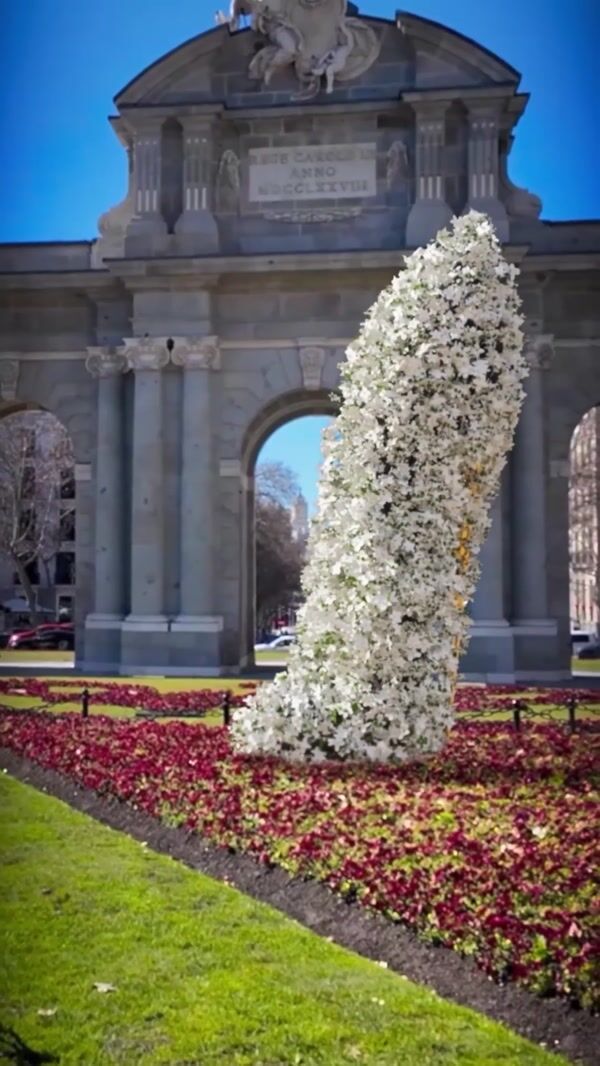 Carolina Herrera Giant Stiletto Revealed in Madrid