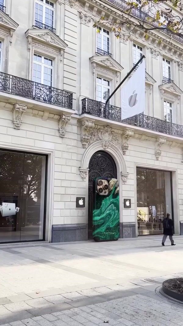 Burga Giant iPhone Changes Cases in Paris