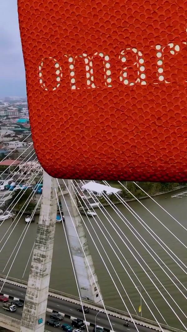 Omaricode Travel Bag Carried by Balloons