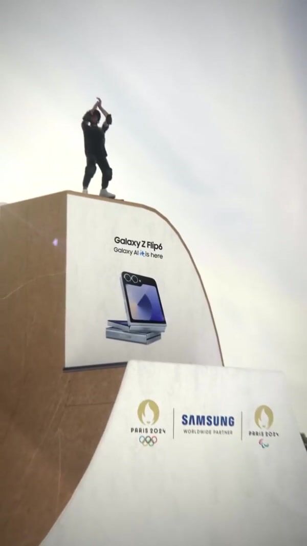 Samsung Skateboarding Galaxy Flip in Paris