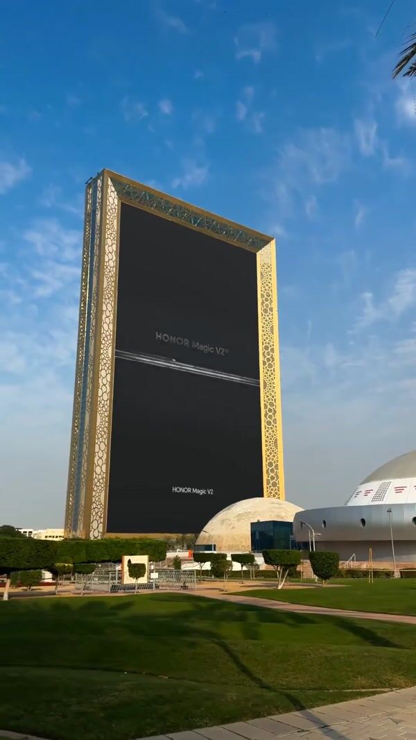 Honor Flip Phone Unfolds in Dubai Frame