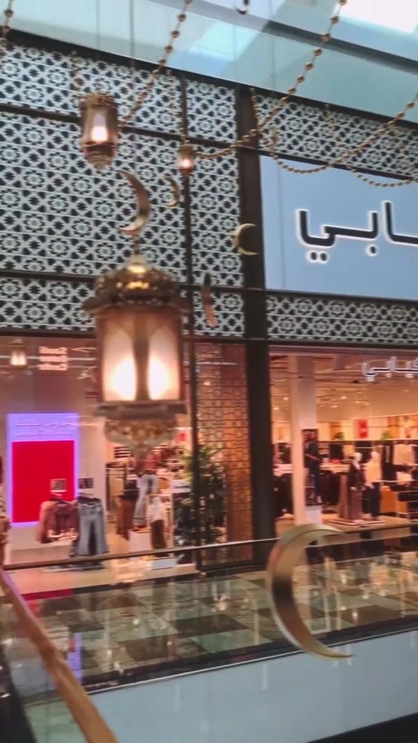 Kiabi Giant Tag Emerges From Ramadan Lantern