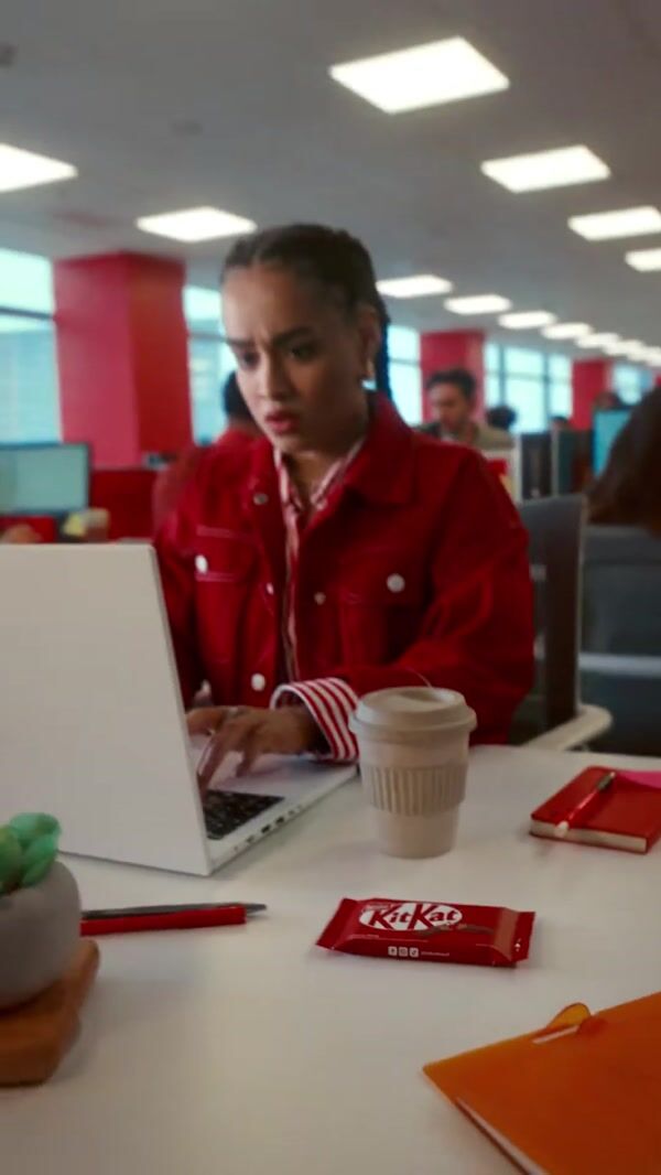 KitKat Floating Notifications Follow Woman