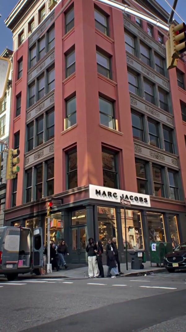 Marc Jacobs Giant Gold Charm Bracelet Display