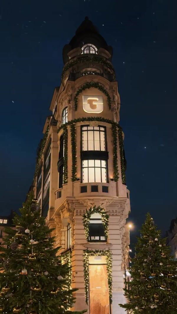Gerard Darel Building Facade Reveals Handbag