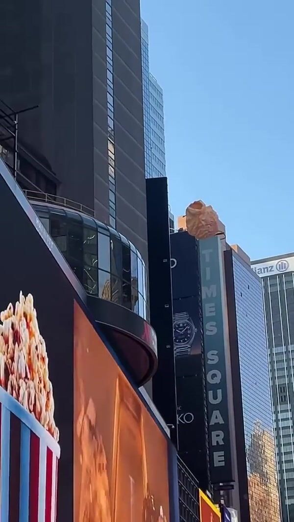 Star Wars Giant Popcorn Floats Toward Grogu