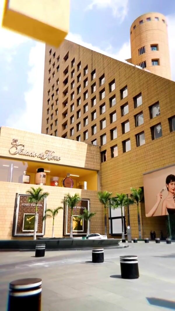El Palacio de Hierro Giant Shopping Bag Lands on Roof