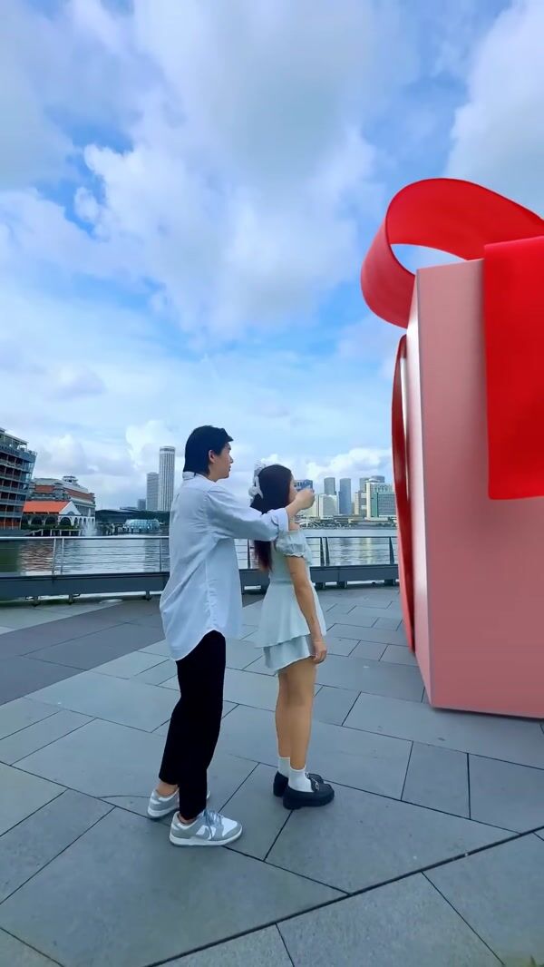 Samsung Gift Box Reveals Smart Ring on Balloons