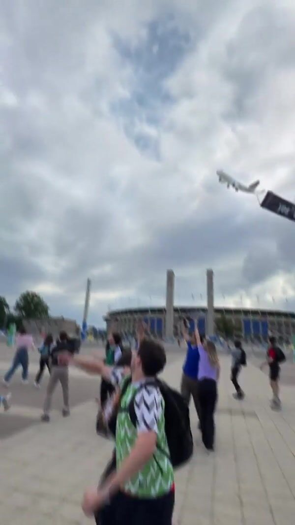 Lufthansa “Yes to Europe” Banner Flight Over Berlin