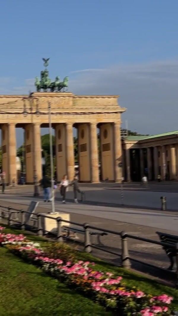 Samsung Galaxy AIRing at Brandenburg Gate