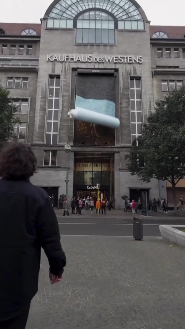 Drykorn Scarf Unveiled on Facade of Mall
