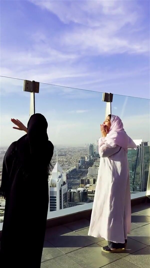 Philips Giant Pink Gift Box Airlifted by Helicopter at Kingdom Centre