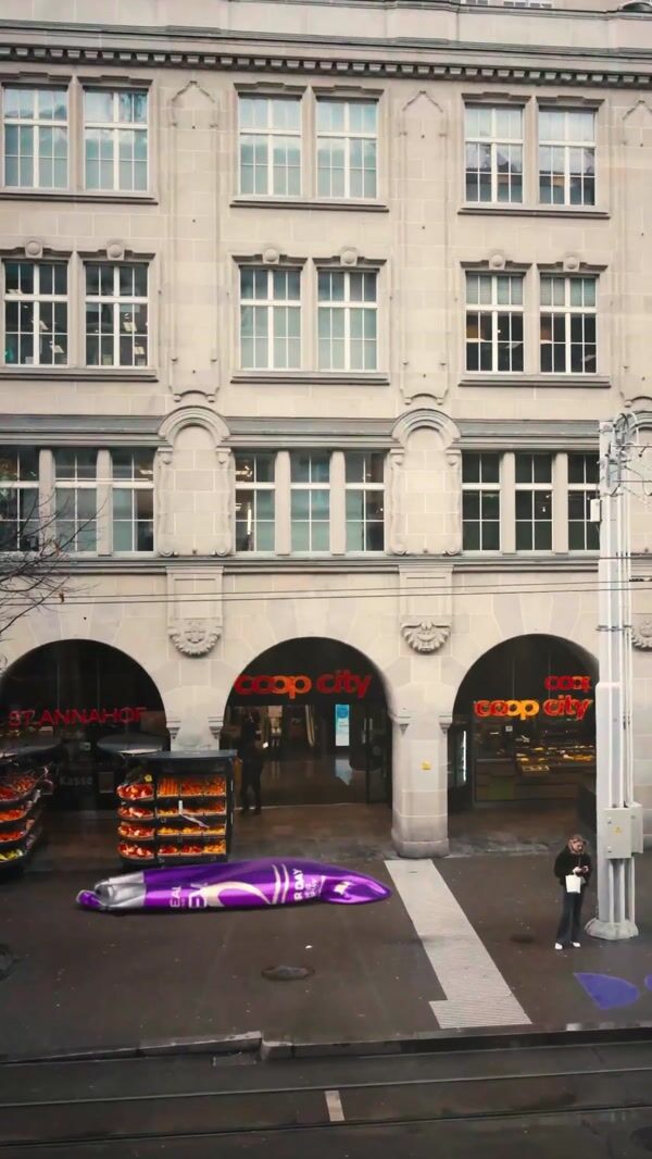 L’Oréal Paris Giant Bottle Inflates at Coop City
