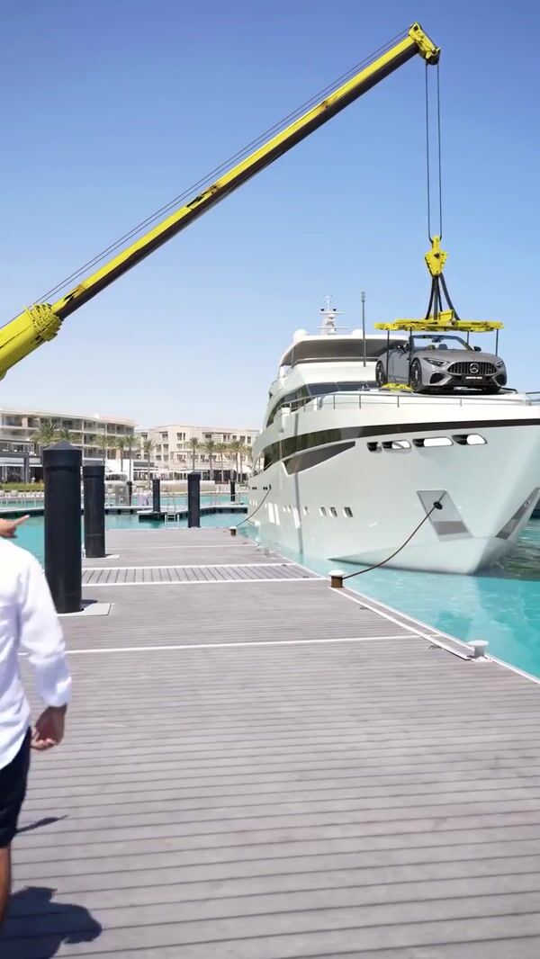 Mercedes-Benz Crane Lifts Car Off Yacht