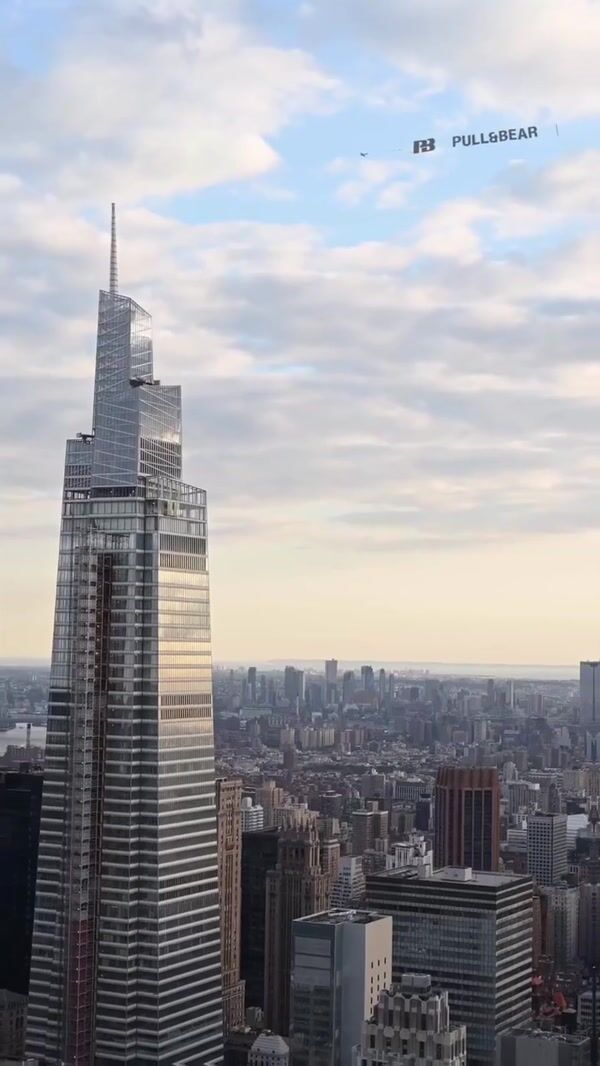 Pull&Bear Sky Banner Soaring Over New York City