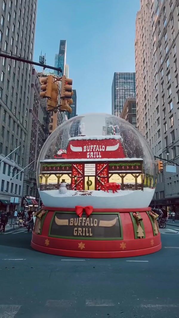 Buffalo Grill Giant Snow Globe in New York Street